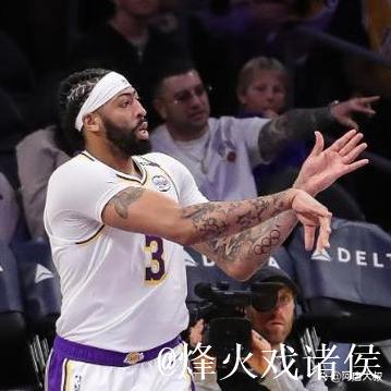 詹姆斯32+7+6福克斯31分 湖人险胜国王3连胜